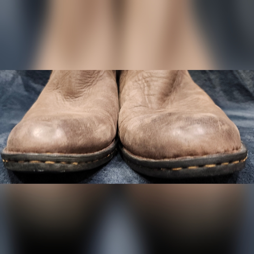 BORN Taupe Leather Low Heel Slip On Ankle Boots Booties Women's Sz 9.5 - Picture 3 of 10